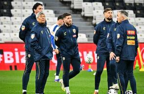 Mircea Lucescu, DT de Rumania, en uno de los entrenamientos.