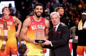 Jayson Tatum recibiendo el premio al Jugador Más Valioso de la NBA