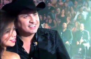 Reconocido cantante es tocado sin su consentimiento 