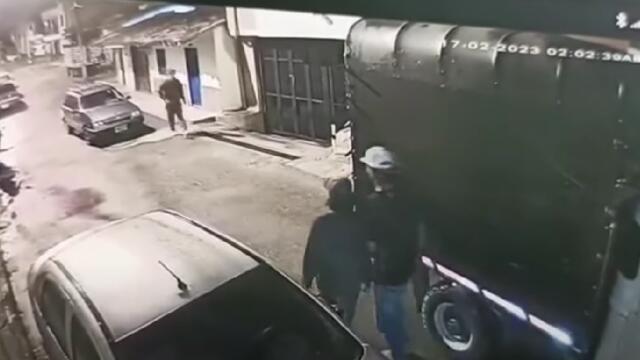 Robo de camión en Marinilla, Antioquia, fue captado por una cámara de seguridad. Robo de camión en Marinilla, Antioquia, fue captado por una cámara de seguridad.
