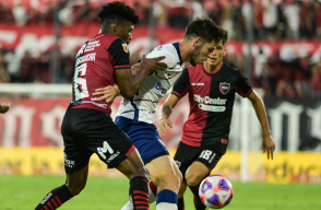 Jherson Mosquera (izq.), en acción de juego con Newell's Old Boys frente a San Lorenzo.