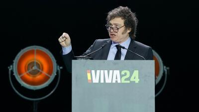El presidente de Argentina, Javier Milei, pronuncia un discurso en el escenario durante la manifestación 'Europa Viva 24' del partido de extrema derecha español Vox en Madrid el 19 de mayo de 2024. 
