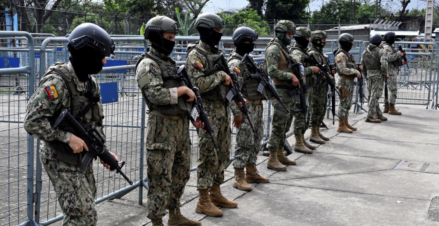 Miembros del ejército ecuatoriano hacen guardia frente a las instalaciones penitenciarias del Litoral después de la fuga de varios prisioneros en Guayaquil, Ecuador