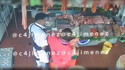 Carnicero hirió en el pecho a compañero de trabajo y todo quedó en video