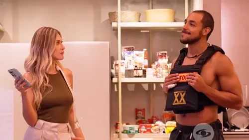 Renzo muestra sus redes sociales en el Desafío 2024.