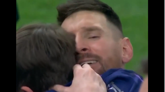 Messi celebrando con sus hijos la victoria en el Mundial Qatar 2022