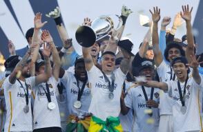Equipo de Los Ángeles Galaxy celebra título de la MLS. Equipo de Los Ángeles Galaxy celebra título de la MLS.