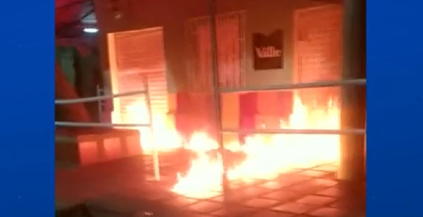 No cesan las extorsiones en Barranquilla: delincuentes prendieron fuego a local comercial 