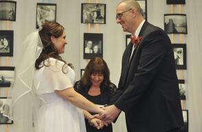 Crysta Danaher, de 34 años y Bill Anderson, de 44, ambos de la zona de Detroit, se casaron el sábado en el Hospital Henry Ford Wyandotte.