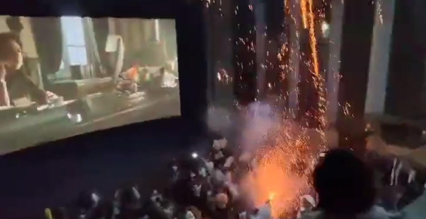 En una sala de cine prendieron fuegos artificiales en medio de una película: corrían por miedo