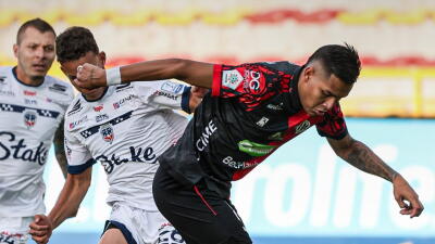 Acción de juego entre Fortaleza y Cúcuta Deportivo por la cuarta fecha de la Liga BetPlay II-2026.