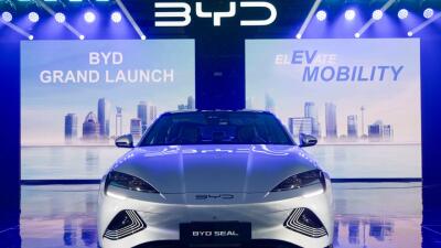 Durante el lanzamiento de la marca BYD de fabricación china en Yakarta, el 18 de enero de 2024, se exhibe el nuevo BYD Seal y, al mismo tiempo, se presentan otros 2 tipos de vehículos de batería (EV, vehículo eléctrico) que se venderán en Indonesia, con una inversión de 1.300 millones de dólares estadounidenses.