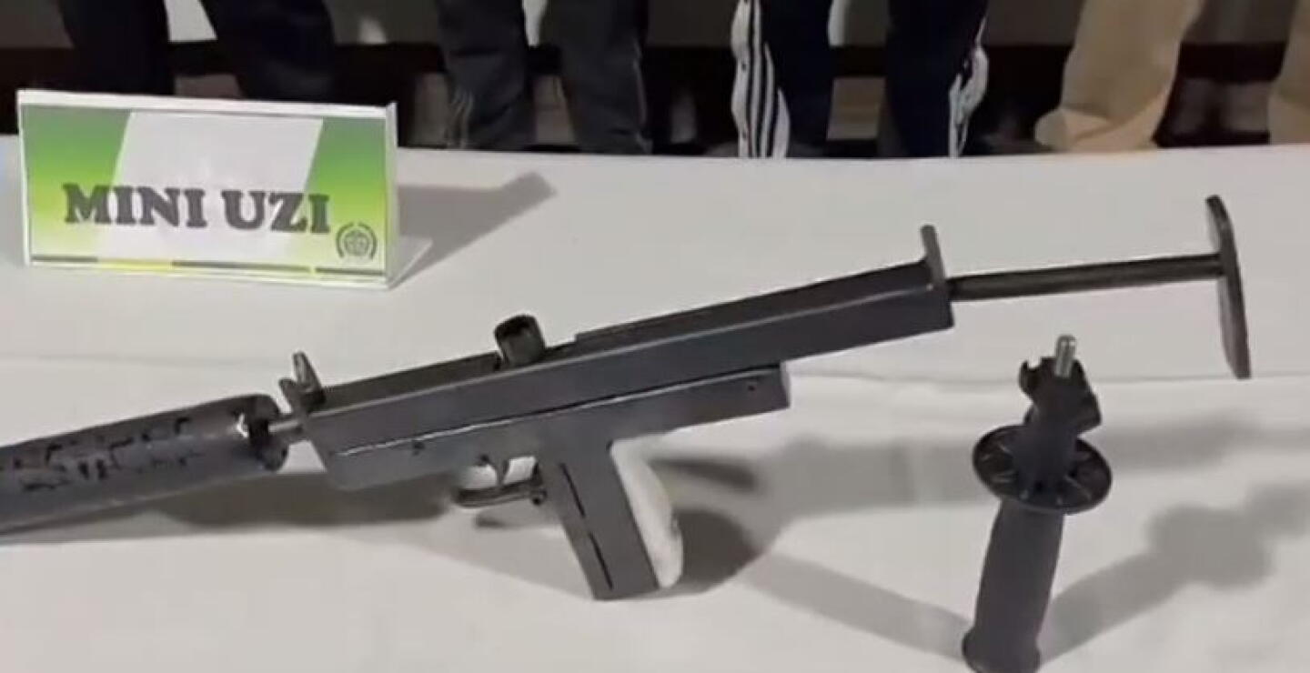 Bandidos en Soacha fueron pillados negociando una mini uzi