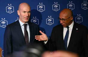 Zinedine Zidane y Philippe Diallo posan en la FFF tras la presentación del nuevo seleccionador de Francia.