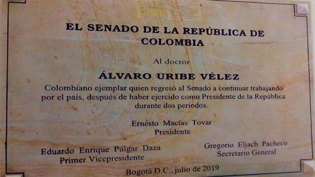 Con polémica placa a Uribe, Ernesto Macías cierra su paso por la presidencia del Senado