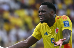 Jhon Durán en duelo con la Selección Colombia.