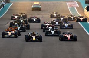 Monoplazas de la Fórmula 1 durante el Gran Premio de Abu Dabi Monoplazas de la Fórmula 1 durante el Gran Premio de Abu Dabi