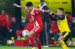 Luis Díaz en acción de juego con Bayern Múnich frente al Borussia Dortmund.