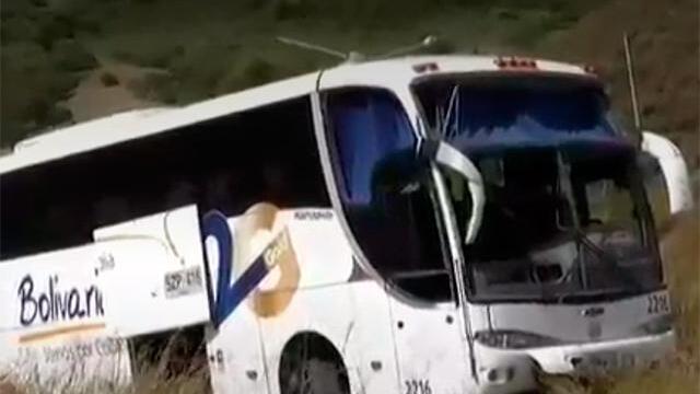 Bus intentó evadir a delincuentes que pretendían cometer robo y la maniobra terminó en tragedia Bus intentó evadir a delincuentes que pretendían cometer robo y la maniobra terminó en tragedia
