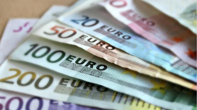 Euro vuelve a caer y se sitúa por debajo del dólar Euro vuelve a caer y se sitúa por debajo del dólar
