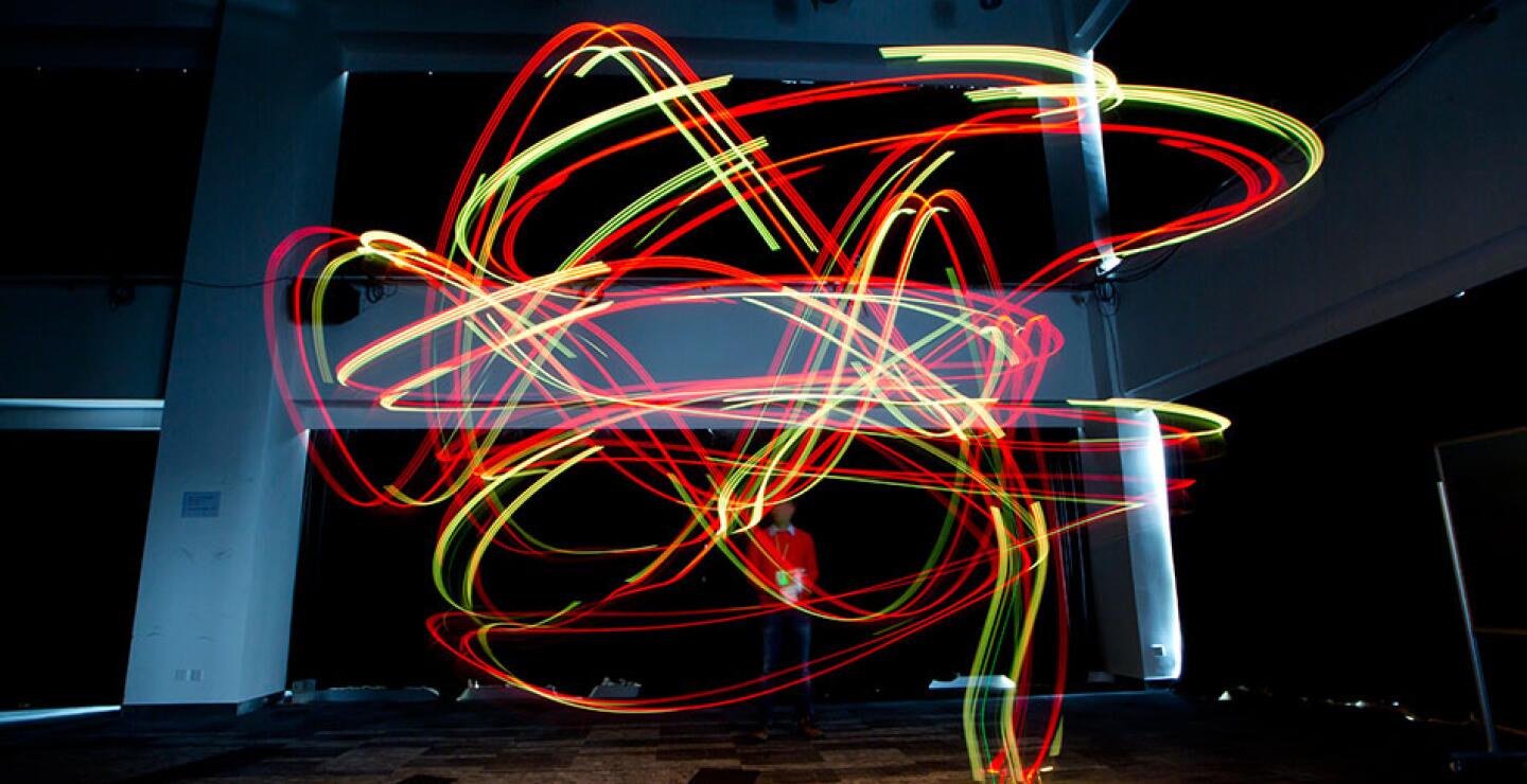 El público en general asocia los drones con aventuras militares, ya que son empleados para explorar el terreno y atacar blancos. Pero el mundo empresarial tiene todo tipo de proyectos para que estos aparatos desempeñen funciones demasiado complicadas o