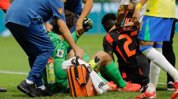 Choque de cabezas, en duelo entre Brasil vs. Colombia, por Eliminatorias. Choque de cabezas, en duelo entre Brasil vs. Colombia, por Eliminatorias.