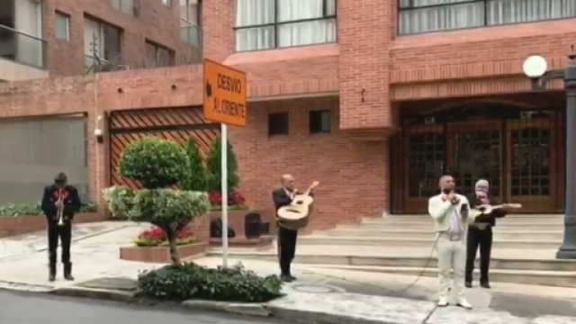 Con serenatas en las calles, los mariachis se rebuscan para no tener que dar la media vuelta