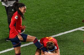 Salma Paralluelo y Aitana Bonmati celebrando el gol contra Suecia