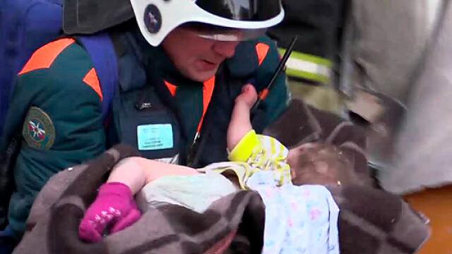 Bebé rescatado de escombros de edificio en Rusia, en estado crítico