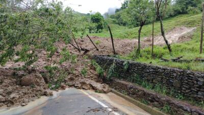 via-quimbaya-cartago-taponada-por-derrumbe.jpg via-quimbaya-cartago-taponada-por-derrumbe.jpg