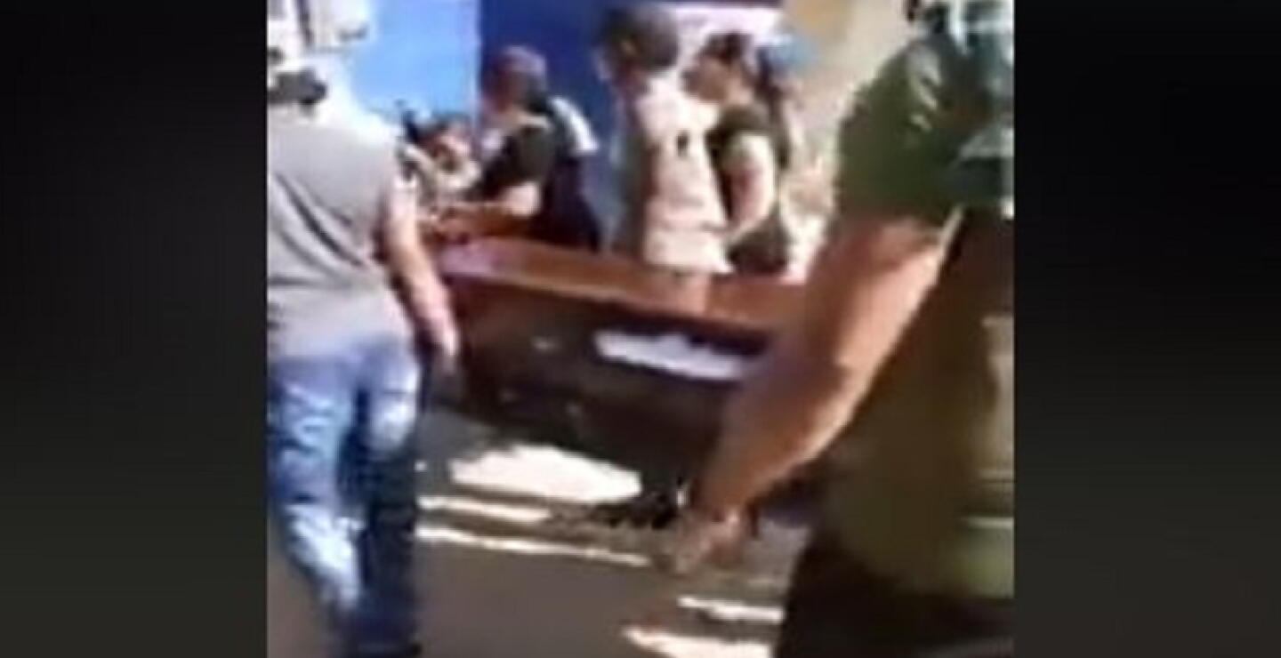 344734_BLU Radio. Familiares ingresaron ataúd de mujer a hospital / Foto: captura de video suministrado