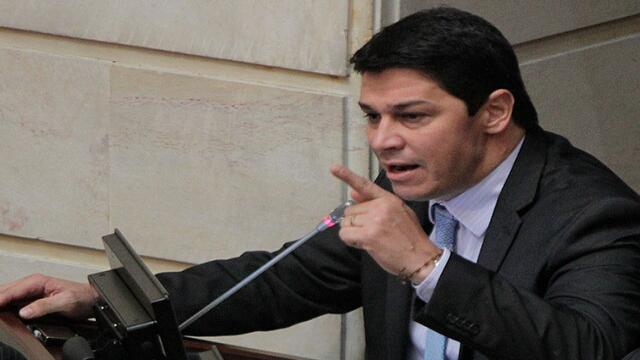 ¿Por qué tanta insistencia del gobierno de nombrar a Daniel Cabrales en la diplomacia?