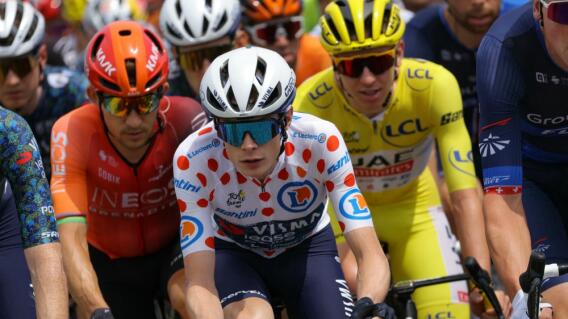 Jonas Vingegaard, portador de la camiseta de la montaña, y Tadej Pogacar, con el 'maillot amarillo', en el Tour de Francia 2024 Jonas Vingegaard, portador de la camiseta de la montaña, y Tadej Pogacar, con el 'maillot amarillo', en el Tour de Francia 2024