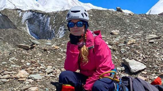 Alpinista perdida en montaña Alpinista perdida en montaña