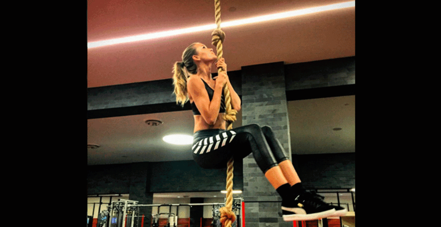 Josephine Skriver. Ella hace entrenamientos con soga.