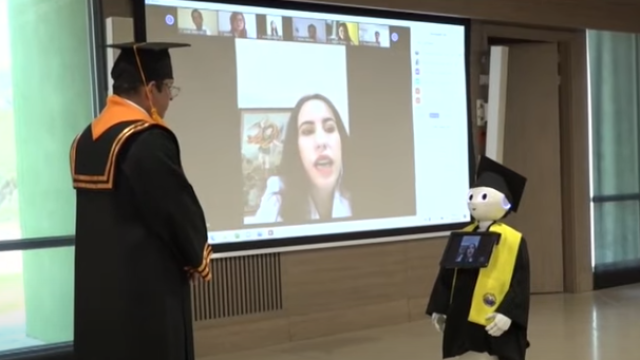 Nuevos médicos de Santa Marta tuvieron que graduarse con la ayuda de este robot 