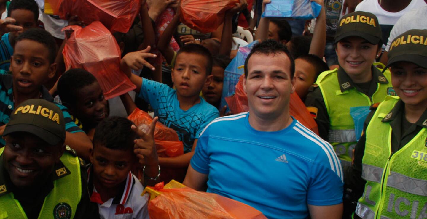 Niños y niñas disfrutaron de la compañía del arquero uruguayo Alexis Viera, quien sigue recuperándose del ataque sufrido en agosto del 2015 y que, por poco, lo deja inválido.