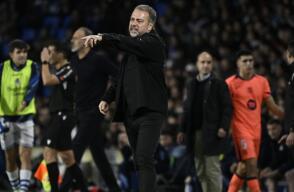 Hansi Flick, director técnico del Barcelona, da indicaciones en el juego contra la Real Sociedad.