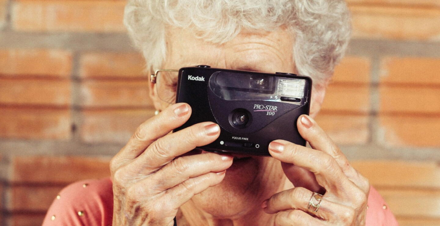 Los 10 pasatiempos de la 'vieja escuela' que los abuelos amaban y hoy son de tendencia