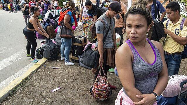 Miles de venezolanos buscan ingresar a Perú a pocas horas de que se les exija visa Miles de venezolanos buscan ingresar a Perú a pocas horas de que se les exija visa