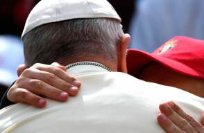 papafranciscoabrazo.jpg