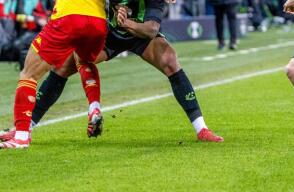 Acción de juego en medio de un partido de la Liga de Bélgica. 