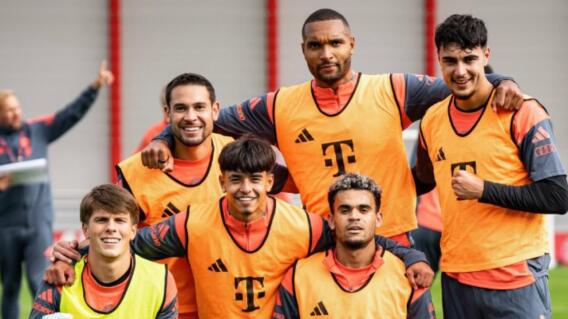 Luis Díaz y sus compañeros de Bayern Múnich antes de su partido contra Werder Bremen. 