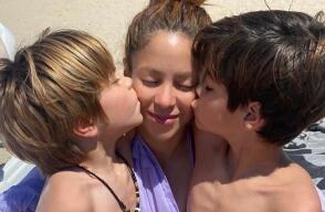 Shakira junto a sus dos hijos, Sasha y Milán  Shakira junto a sus dos hijos, Sasha y Milán