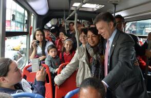 El presidente Juan Manuel Santos lanzó hoy en Bogotá el programa "Plan Navidad 2014" para garantizar la seguridad de los colombianos en las festividades que se aproximan.