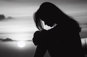 Persona triste o con tristeza