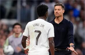 Vinícius Jr. y Xabi Alonso en Real Madrid vs. Barcelona. Vinícius Jr. y Xabi Alonso en Real Madrid vs. Barcelona.