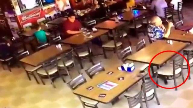 Captado en cámara: extraño movimiento de sillas en un restaurante de California