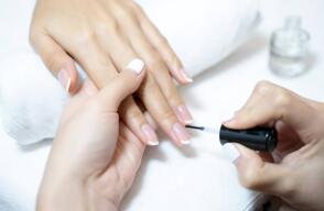 Masglo anuncia retiro y suspensión de esmaltes semipermanentes tras prohibición de la CAN