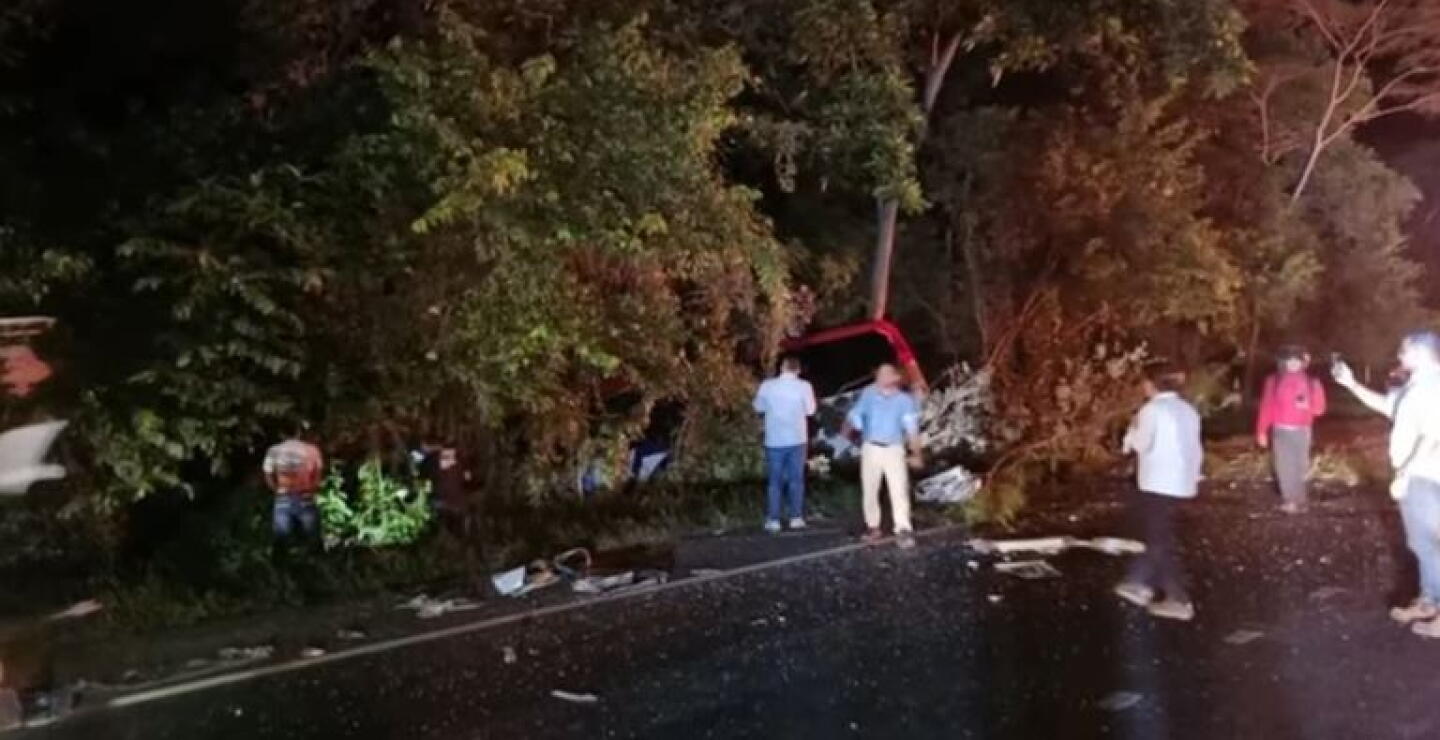 Grave accidente en Córdoba: ambulancia, moto y bus se estrellaron y dejaron 4 muertos
